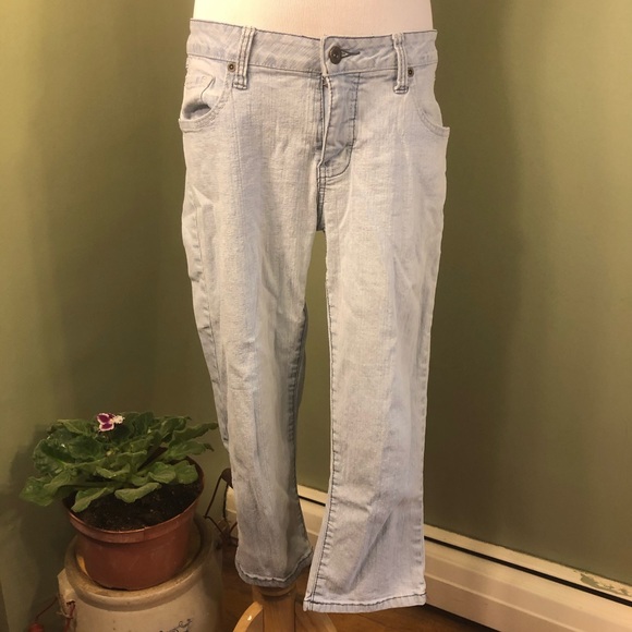 11 Junior's cropped jeans. Light washed. - Picture 2 of 8